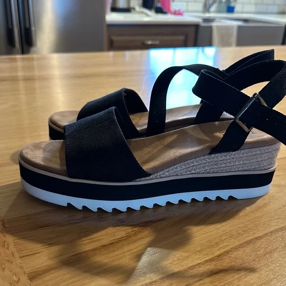 Toms Black Platform Slingback Sandals with White Trim - Picture 3 of 5